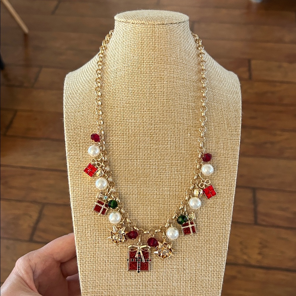 Avon Studio 1886 Pearly Wrapped Necklace NEW dangling Christmas charms - Picture 9 of 13